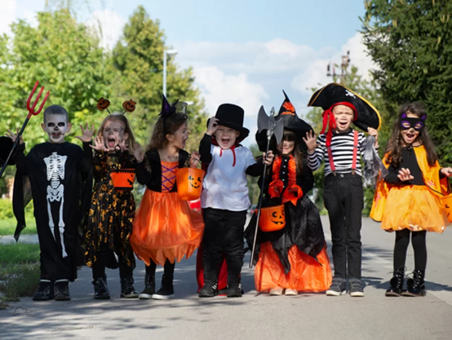 Tyylikäs lasten Halloween-puvut jokaiseen juhlalliseen tilaisuuteen